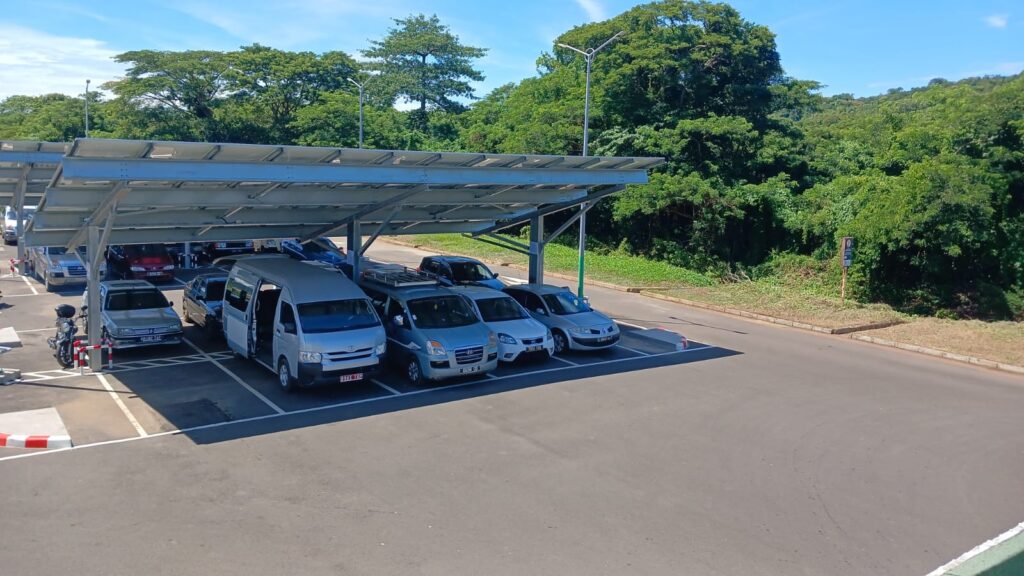 Aéroport de Nosy Be, pionnier en ombrières solaires - Ravinala Airports ...